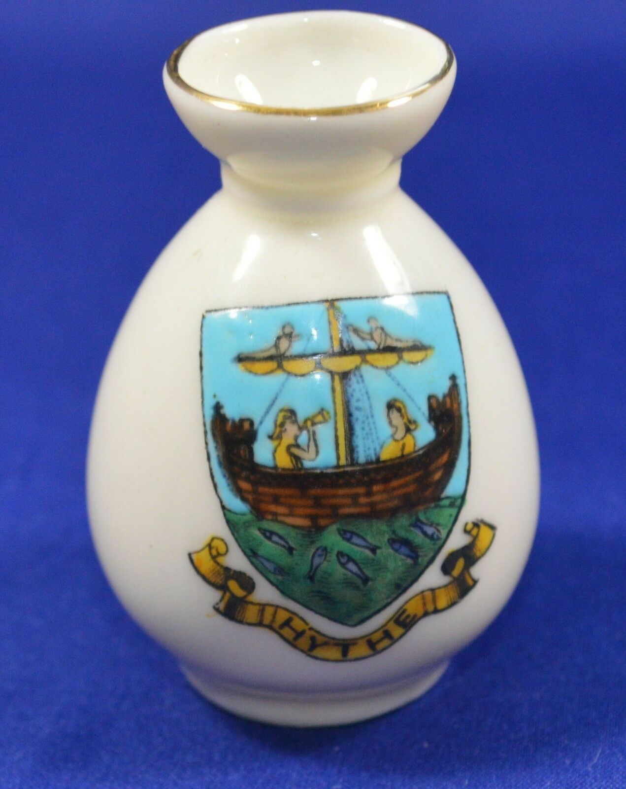 ARCADIAN CRESTED WARE CHINA VASE HYTHE COAT OF ARMS(PREVIOUSLY OWNED) GOOD CONDITION - TMD167207