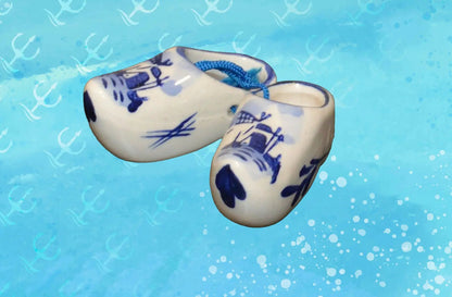 DELFT/DELFT STYLE BLUE AND WHITE CLOGS TWO ASHTRAYS & THREE PAIRS OF CLOGS - TMD167207