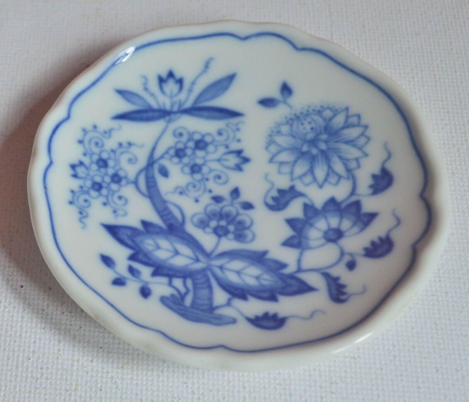 HUTSCHENREUTHER MINIATURE PLATE DEPICTING A BLUE FLORAL PATTERN - TMD167207