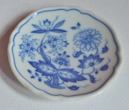 HUTSCHENREUTHER MINIATURE PLATE DEPICTING A BLUE FLORAL PATTERN - TMD167207