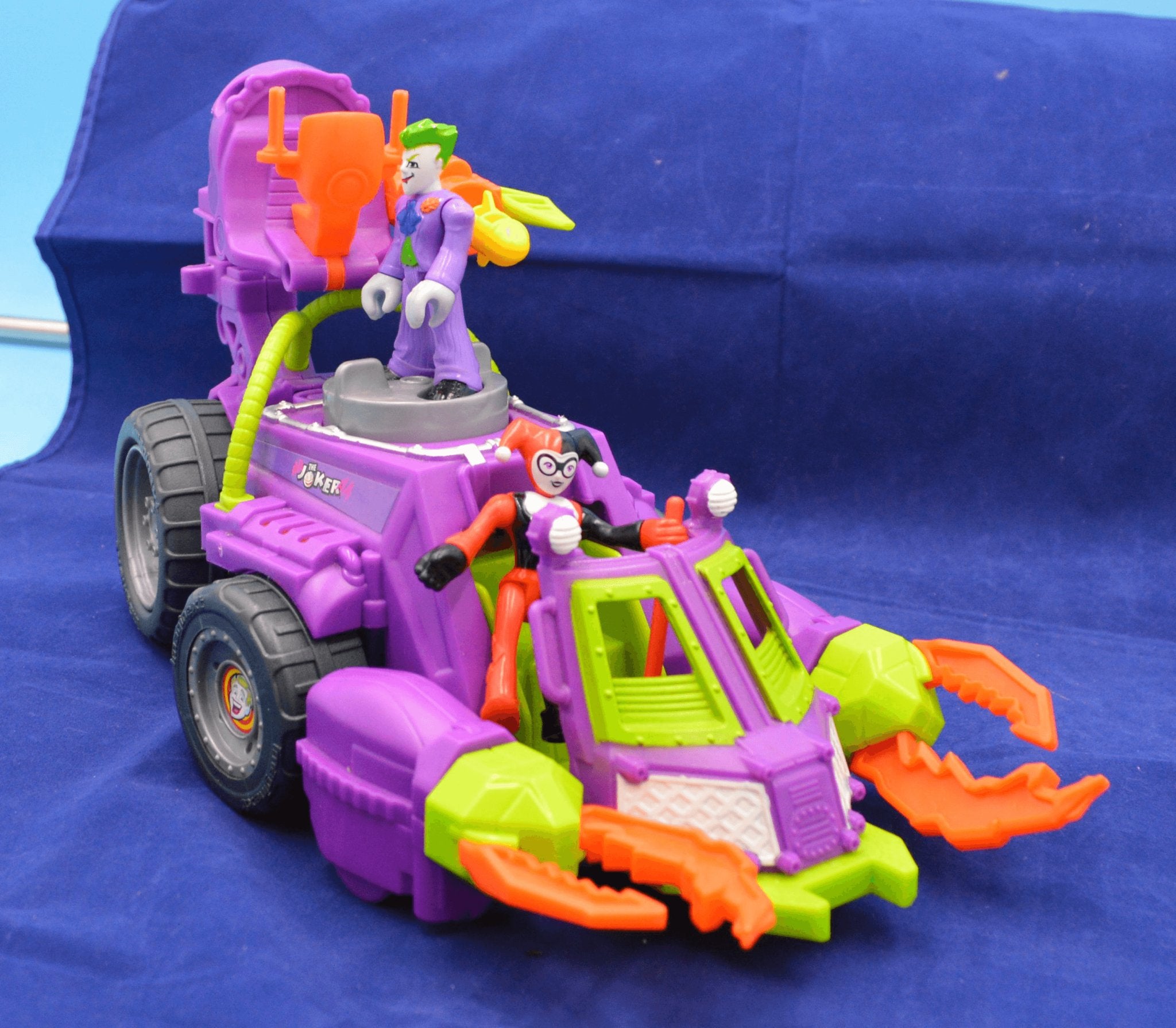 Imaginext joker and harley quinn hot sale battle vehicle