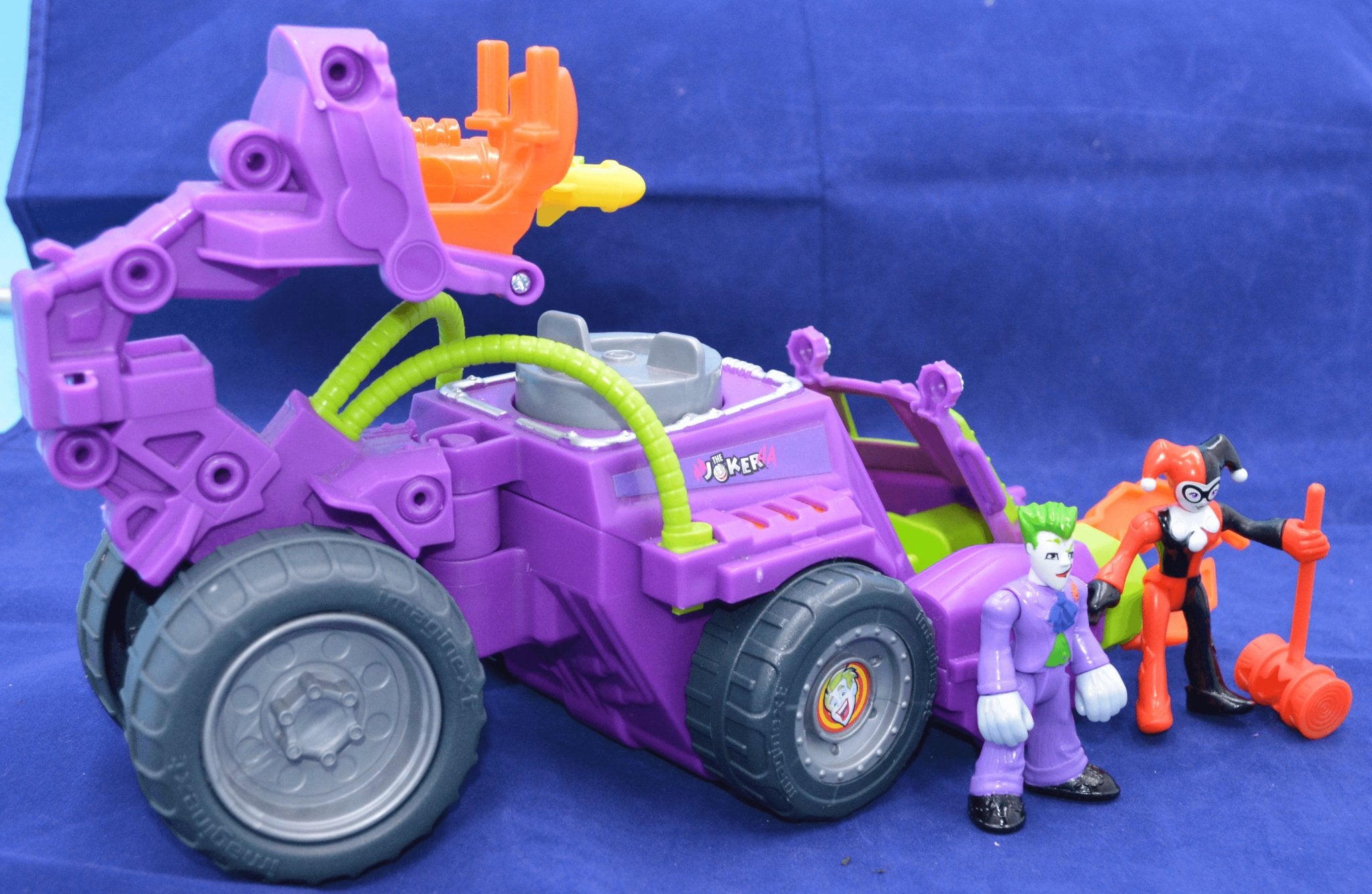 Imaginext joker and harley quinn hot sale battle vehicle