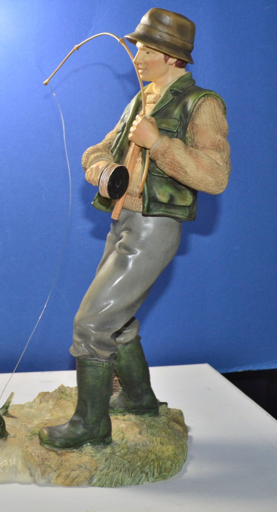 LEONARDO COLLECTION FIGURINE THE CATCH(PREVIOUSLY OWNED) GOOD CONDITION - TMD167207