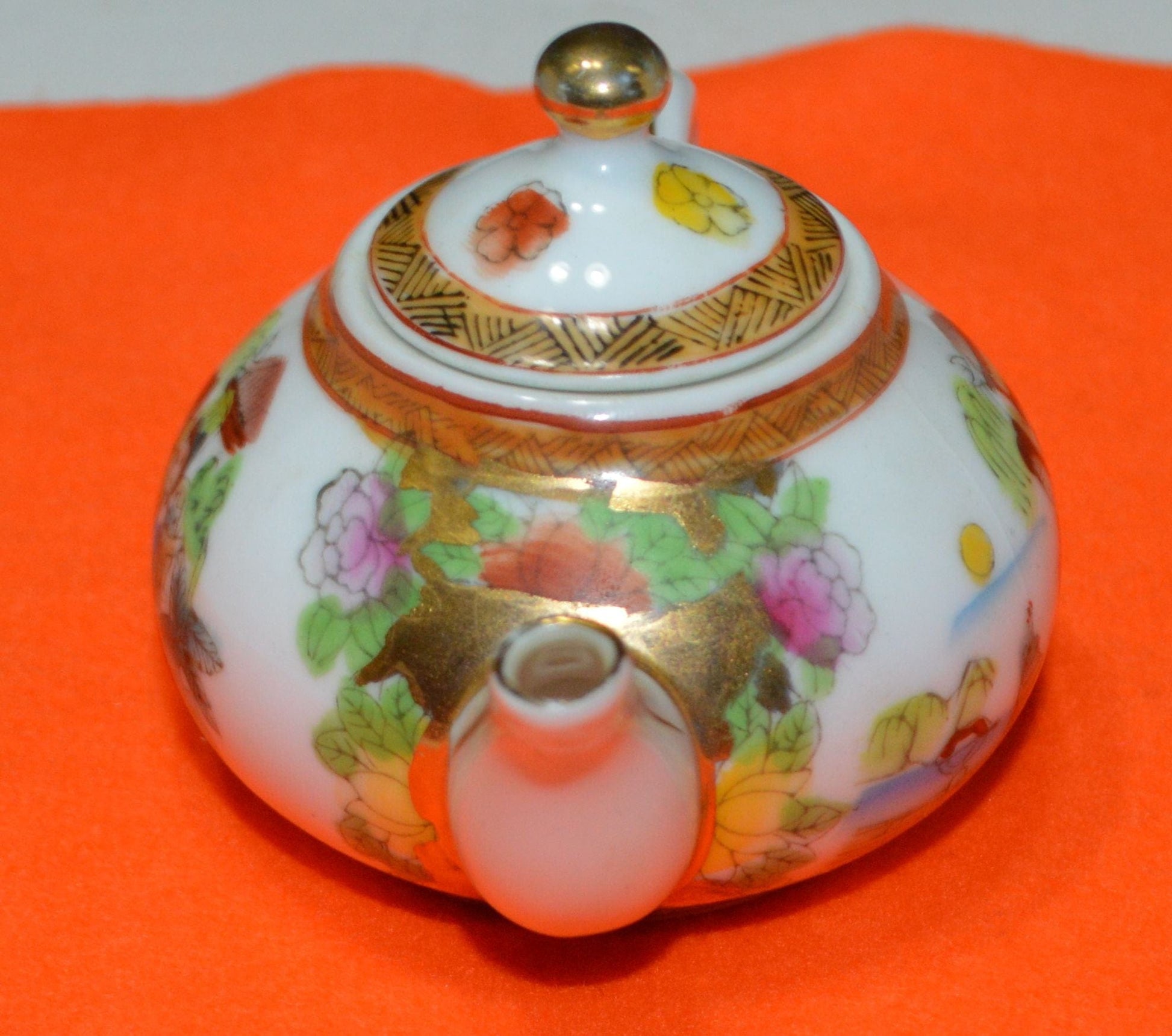 MINIATURE CHINESE TEAPOT AND FOUR CUPS(PREVIOUSLY OWNED) GOOD CONDITION - TMD167207