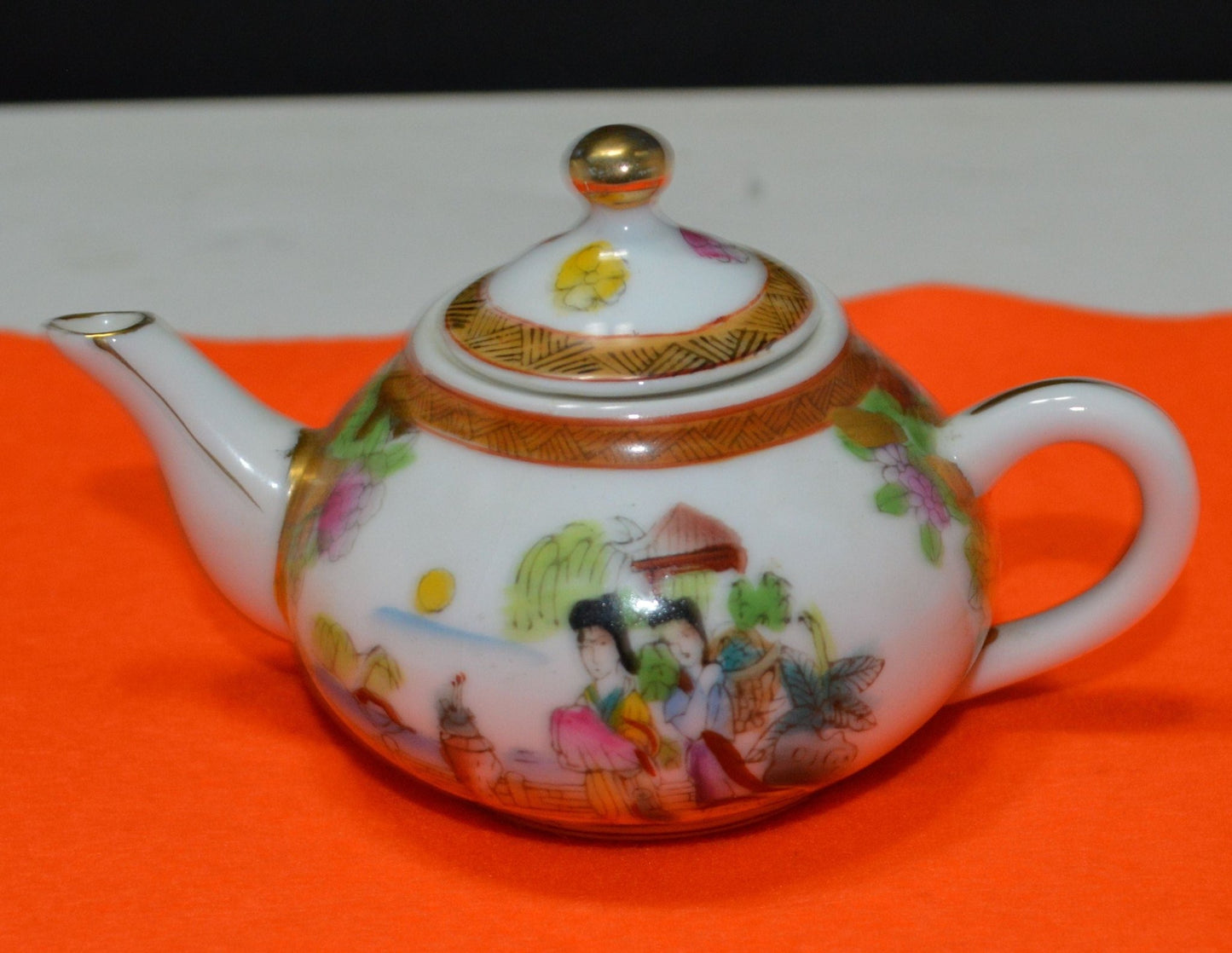 MINIATURE CHINESE TEAPOT AND FOUR CUPS(PREVIOUSLY OWNED) GOOD CONDITION - TMD167207