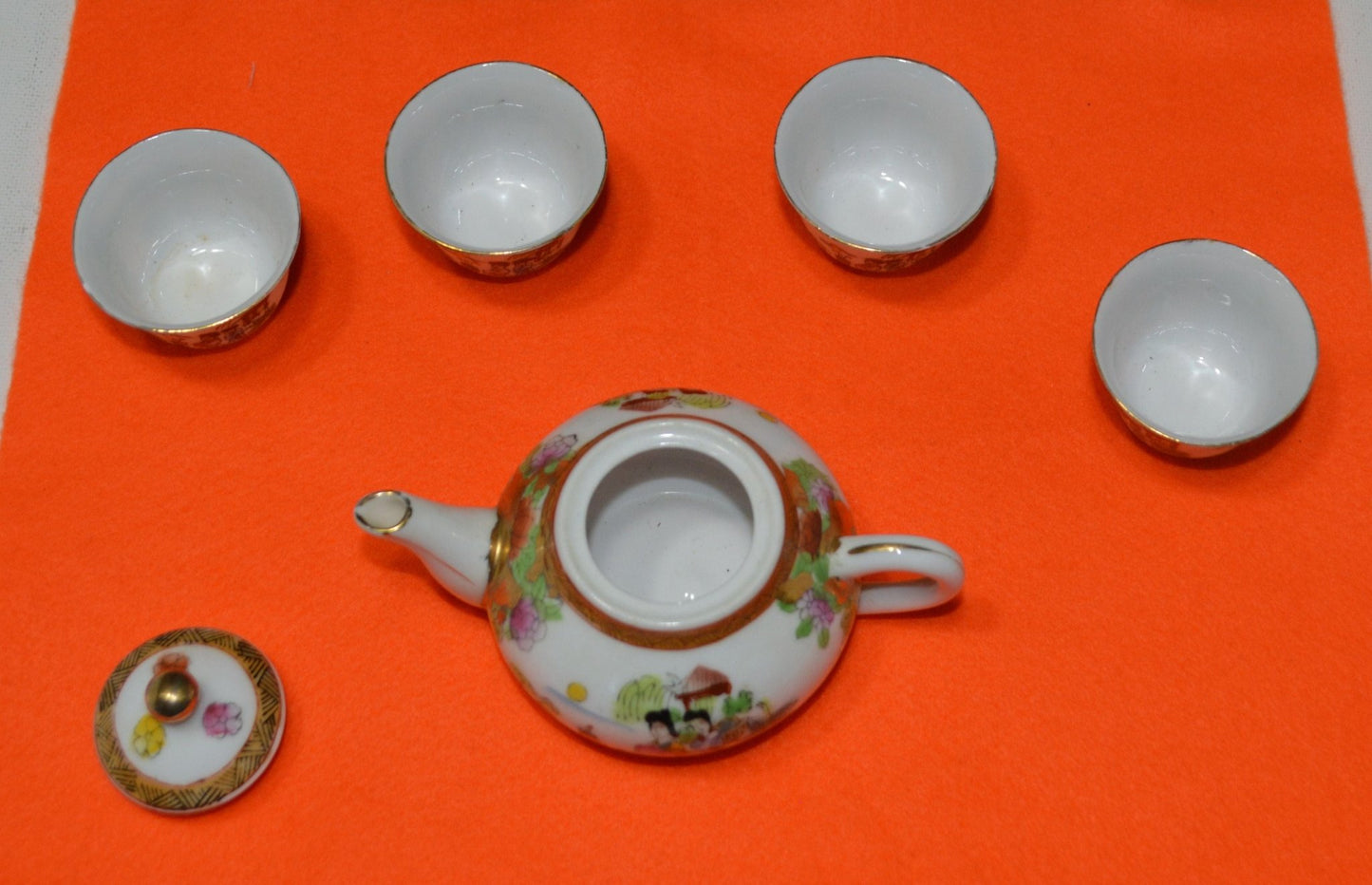 MINIATURE CHINESE TEAPOT AND FOUR CUPS(PREVIOUSLY OWNED) GOOD CONDITION - TMD167207