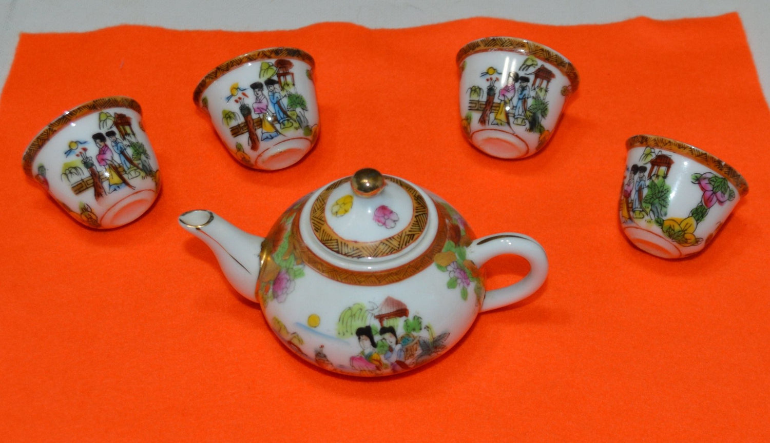 MINIATURE CHINESE TEAPOT AND FOUR CUPS(PREVIOUSLY OWNED) GOOD CONDITION - TMD167207