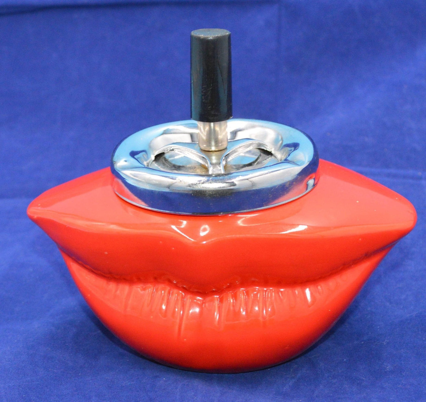 NOVELTY CERAMIC LIP ASHTRAY PUSH DOWN SPINNER - TMD167207