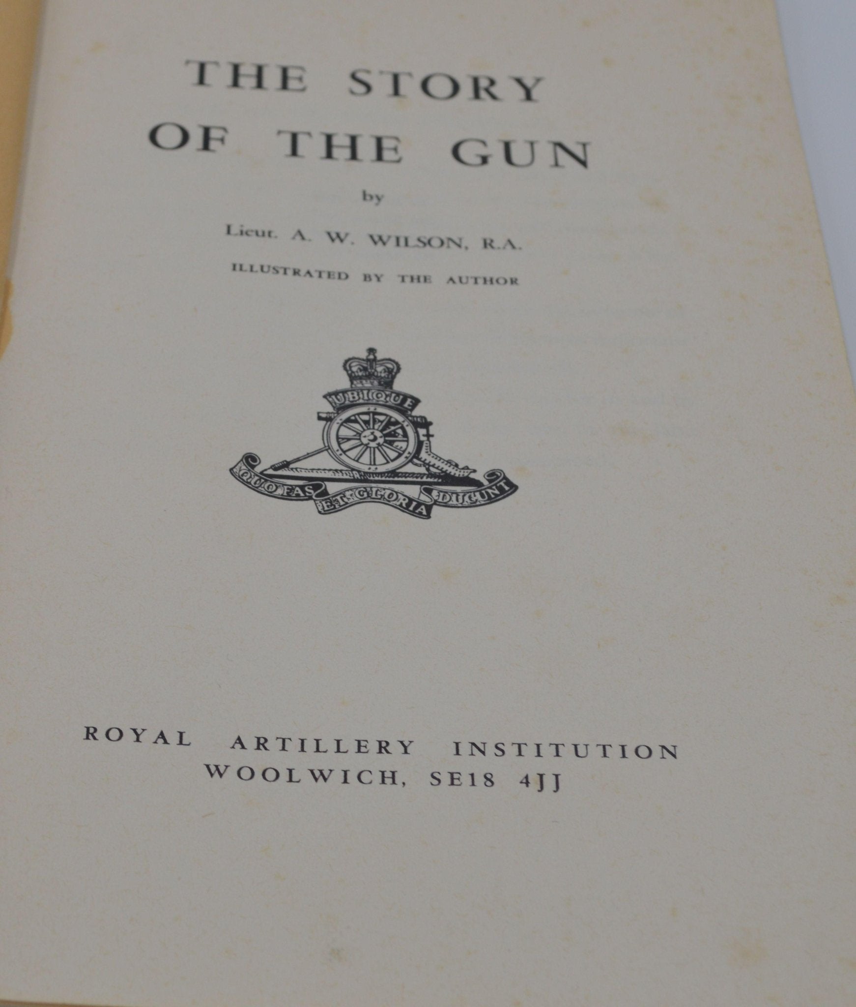 SECONDHAND BOOK THE STORY OF THE GUN by LT.A.W.WILSON.R.A - TMD167207